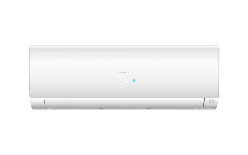Biały klimatyzator ścienny Haier z wyświetlaczem LED, pokazującym temperaturę i tryb chłodzenia, stylowy i nowoczesny design