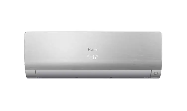 Biały klimatyzator ścienny Haier z wyświetlaczem LED, pokazującym temperaturę i tryb chłodzenia, stylowy i nowoczesny design