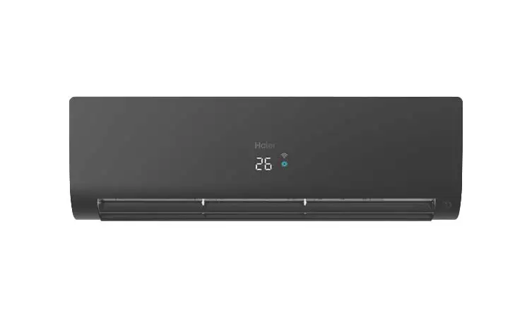 Czarny klimatyzator ścienny Haier z wyświetlaczem LED, pokazującym temperaturę i ikony Wi-Fi, idealny do nowoczesnych wnętrz